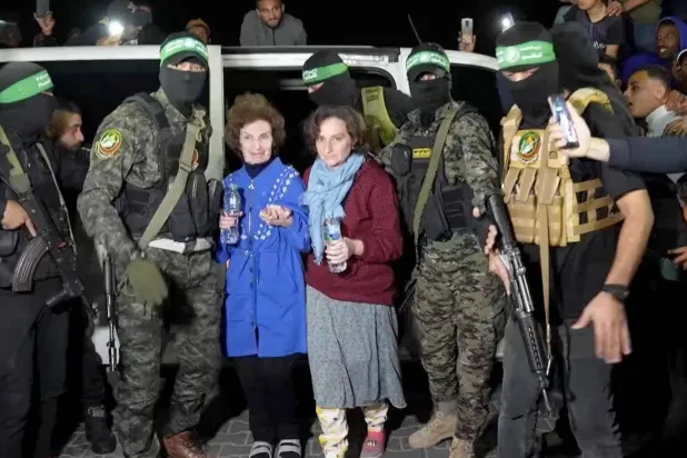 حماس کے جنگجو اسرائیل کے ساتھ جنگ ​​بندی کے معاہدے کے تحت کل یرغمالیوں کو بین الاقوامی ریڈ کراس کے حوالے کر رہے ہیں (روئٹرز)