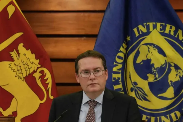 الرئيس الأول لبعثة صندوق النقد الدولي في سريلانكا بيتر بروير في كولومبو في 27 سبتمبر (وكالة حماية البيئة)