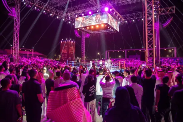 أعداد كبيرة حضرت النزال التاريخي الاشرس في العالم والذي اقيم ضمن موسم الرياض (هيئة الترفيه)