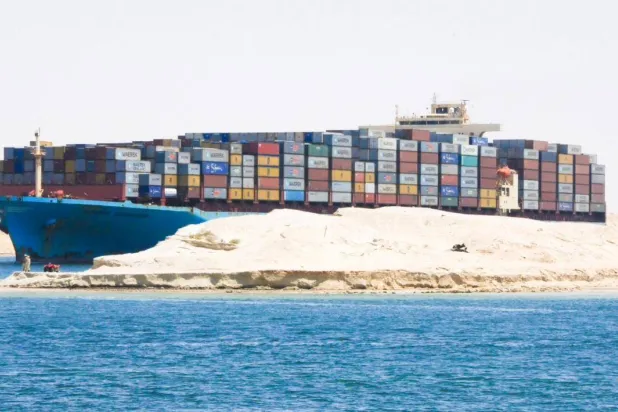إحدى سفن الشحن العابرة في قناة السويس (الشرق الأوسط)