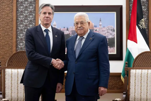 الرئيس الفلسطيني محمود عباس يستقبل وزير الخارجية الأميركي أنتوني بلينكن في رام الله (أ.ف.ب)