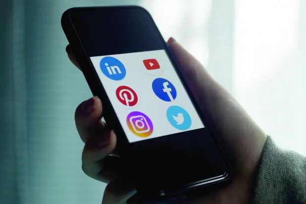 وسائل التواصل الاجتماعي تؤثر بدرجة كبيرة على الشباب (أرشيفية)