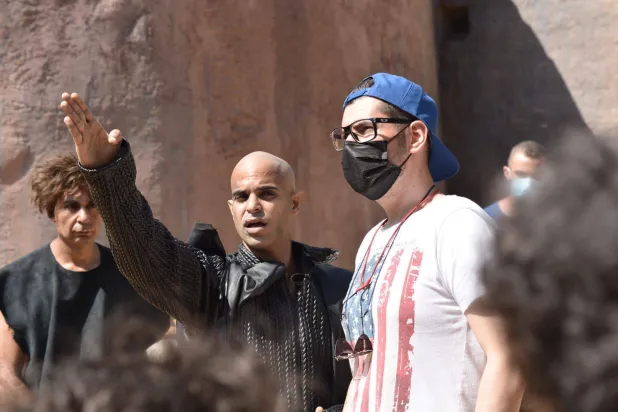 ياسر الياسري ونايف الظفيري في أثناء تصوير أحد مشاهد الفيلم (الشرق الأوسط)