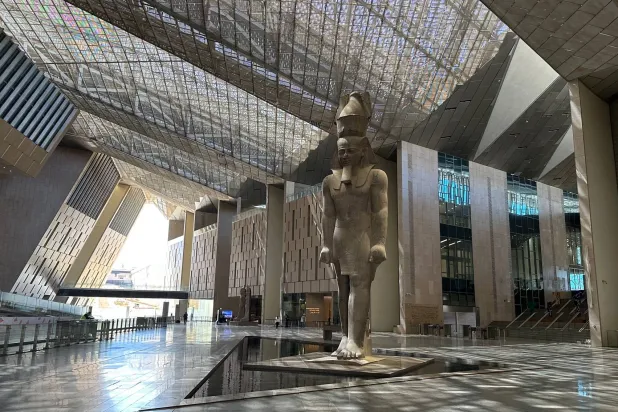 تمثال رمسيس يتصدر البهو العظيم (الشرق الأوسط)