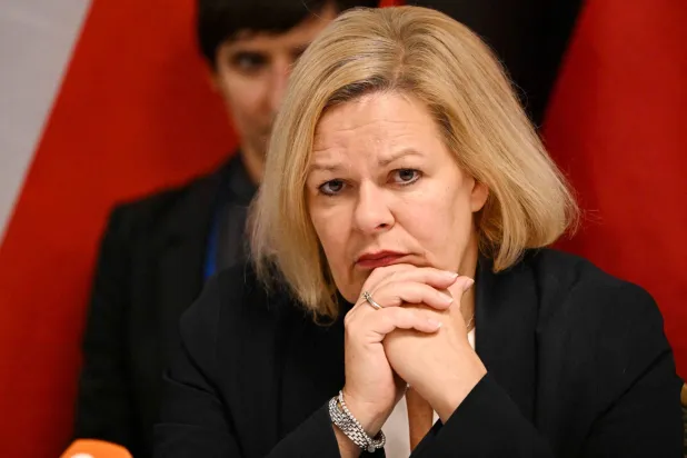 نانسي فيزر وزيرة الداخلية والمسؤولة عن الرياضة خلال حديثها في المؤتمر الصحافي (أ.ف.ب)