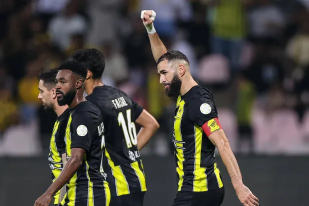 كريم بنزيمة يحتفل بهدفه في شباك الخليج قبل خروجه مُصاباً (نادي الاتحاد) 