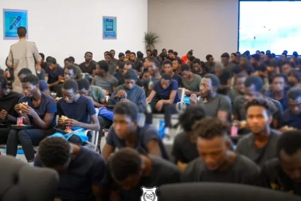 160 düzensiz göçmenin Mitiga Uluslararası Havalimanı Gambiya’ya sınır dışı edildi (Trablus’taki Yasadışı Göçmenlik Bürosu)