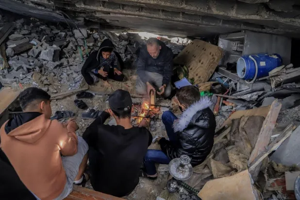 Evinin enkazı üzerinde yaşamayı sürdüren Gazzeliler: Burada yaşamak yerinden edilmekten daha iyi