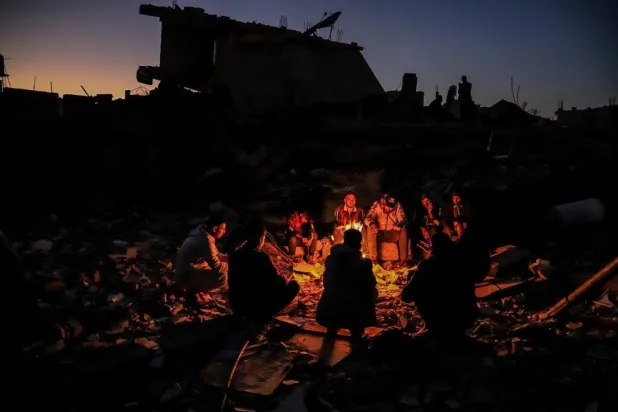 Zorla yerinden edilen Gazzeliler, baskın sesleriyle nasıl başa çıkıyor?