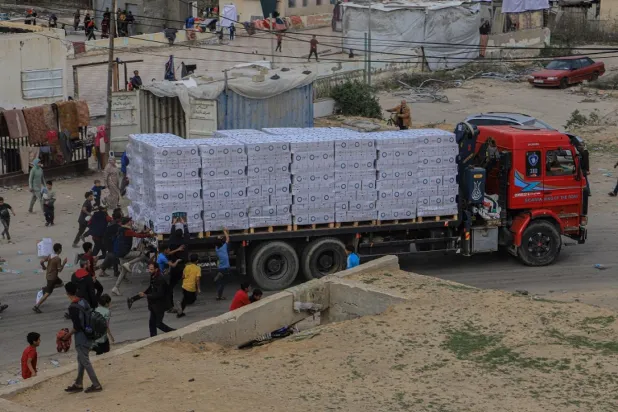 İsrail, esir takası anlaşmasının hareketlenmesi karşılığında şartlı yardımların girişine izin veriyor