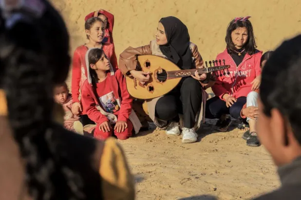 Gazze'deki bomba gürültülerinin arasından ud sesi yükseliyor