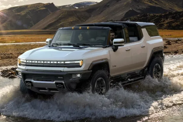 يتوفر نظام التعليق الهوائي المتكيّف ويعمل على تعديل ارتفاع وخفض السيارة بما يتناسب مع الظروف المختلفة لانسيابية أفضل (جنرال موتورز)