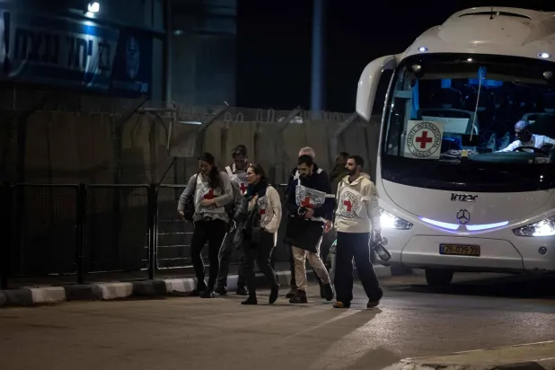 اسرائیلی عوفر فوجی جیل کے باہر ریڈ کراس کی بس (اے ایف پی)