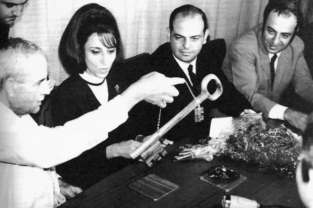 فيروز تستلم مفتاح القدس عام 1968 ويظهر في يمين الصورة عاصي الرحباني (منصة إكس)