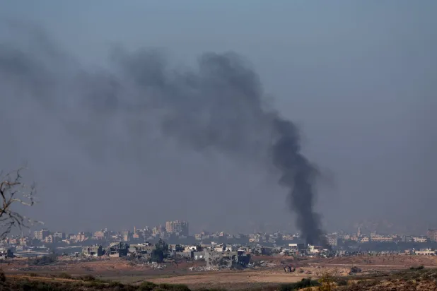 دخان يتصاعد بعد انفجار في الجزء الشمالي من قطاع غزة كما يظهر من سديروت جنوب إسرائيل (إ.ب.أ)