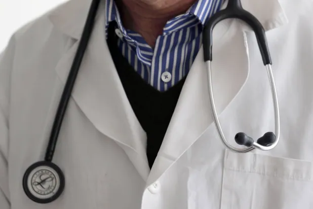 السماعات الطبية اختُرعت في أوائل القرن التاسع عشر على يد الجراح الفرنسي رينيه لينيك (رويترز)