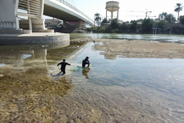 انخفاض مستوى نهري دجلة والفرات في العراق (رويترز)