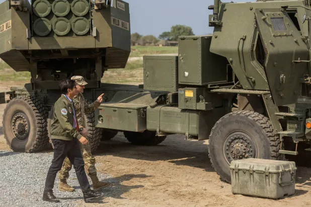 رئيس الفلبين يتفقد الاستعدادات العسكرية قبيل تدريب مشترك مع القوات الأميركية في سان أنطونيو أبريل الماضي (رويترز)