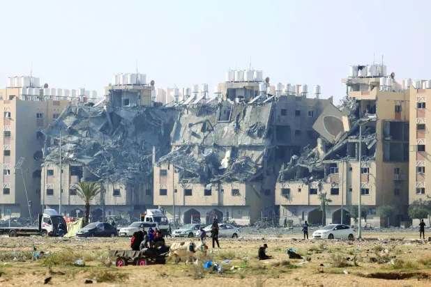 İsrail’in Gazze Şeridi’nin güneyindeki Han Yunus şehrine düzenlediği hava saldırıları sonucu oluşan yıkım (AFP)