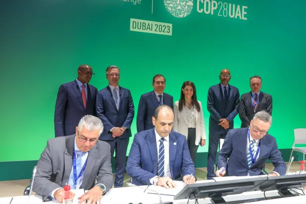 جانب من توقيع مذكرة التفاهم بين المنطقة الاقتصادية لقناة السويس وشركة «سكاتك» النرويجية في دبي (الشرق الأوسط)