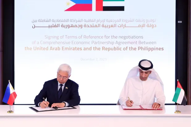 وزير الدولة الإماراتي للتجارة الخارجية ثاني الزيودي يوقّع وثيقة شروط مع وزير التجارة الفلبيني ألفريدو باسكوال (من حساب الوزير الإمارتي على إكس)