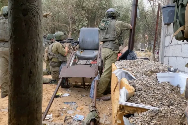 غزہ میں حماس کے خلاف اسرائیلی فوج کی زمینی کارروائی کے دوران اسرائیلی فوجی (رائٹرز)