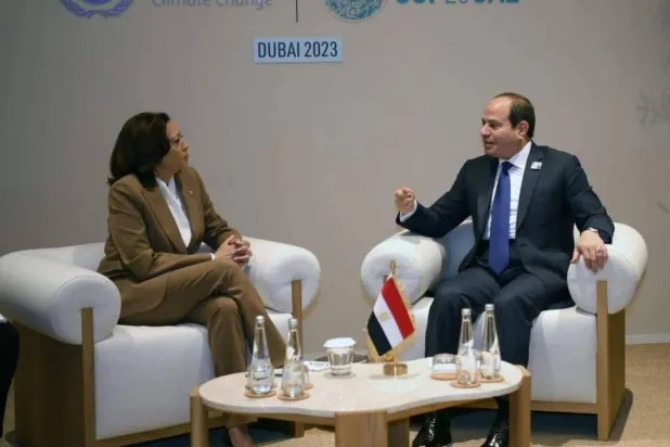 السيسي خلال لقاء هاريس في دبي (السفارة الأميركية في القاهرة)