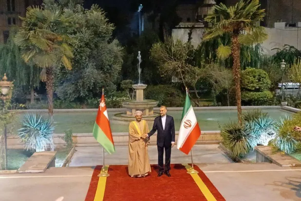 عبداللهيان يستقبل نظيره العماني بدر البوسعيدي في مقر الخارجية الإيرانية وسط طهران اليوم (أرنا)