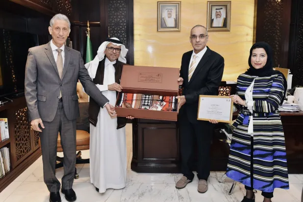 من اليمين د. عائشة المحمود نائبة رئيس المجلس الوطني للثقافة والفنون والآداب  ود. محمد الجسار رئيس المجلس، وسعد البازعي،
والكاتب الكويتي طالب الرفاعي.