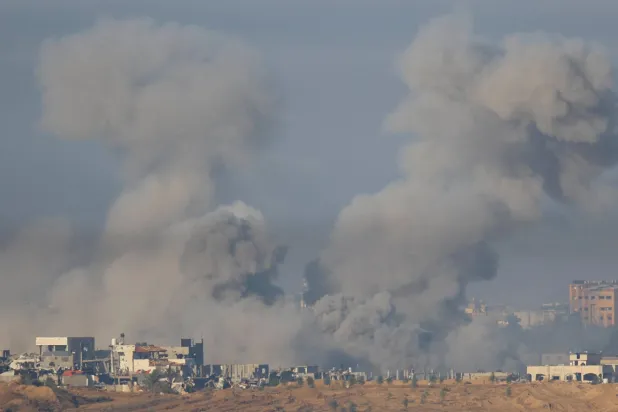 جنگ بندی کے خاتمے کے بعد مسلسل بمباری کے نتیجے میں غزہ میں اٹھنے والے دھوئیں کی اسرائیل کی طرف سے لی گئی تصویر (روئٹرز)