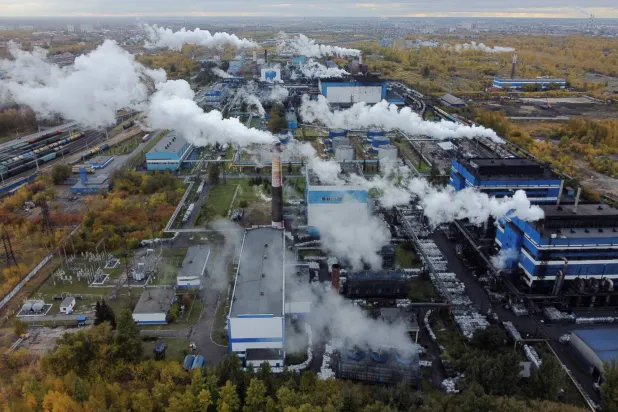 أبخرة وانبعاثات صادرة من أحد المصانع في روسيا (رويترز)