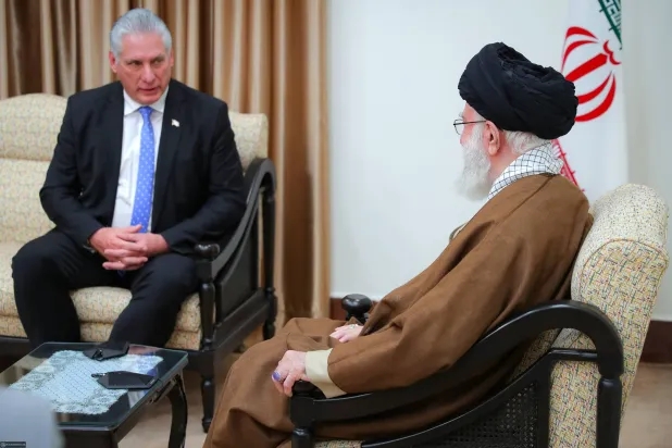 صورة نشرها موقع المرشد الإيراني على خامنئي من استقباله للرئيس الكوبي ميغيل دياز كانيل في طهران اليوم