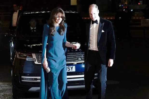 أميرة ويلز في فستان من علامة «صافيا» بتصميم لفت لها الأنظار وحقق لها هدفاً في مرمى غريمتها ميغان ماركل (رويترز)