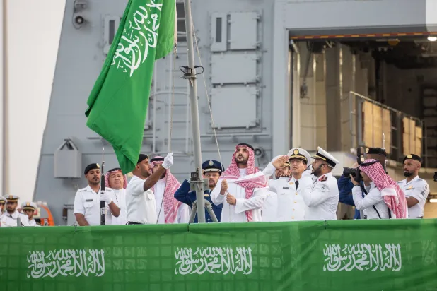 الأمير خالد بن سلمان يرفع العلم السعودي على السفينة (وزارة الدفاع)