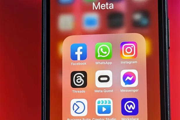 «ميتا» تنهي المراسلة بين «إنستغرام» و«فيسبوك ماسنجر» في ديسمبر 2023... المحادثات القائمة تصبح للقراءة فقط (د.ب.أ)