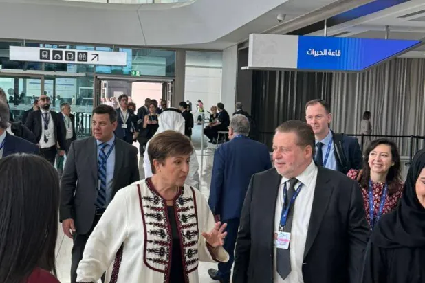 محافظ البنك المركزي المصري حسن عبدالله خلال لقائه مديرة صندوق النقد الدولي في دبي (الشرق الأوسط)