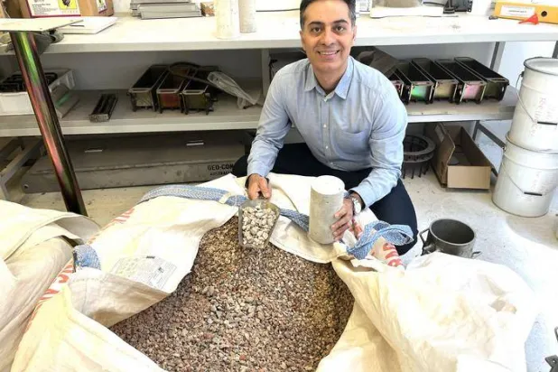 الدكتور علي أكبر غلامبور يعرض الخليط المعاد تدويره من ركام المنازل (جامعة فلندرز)