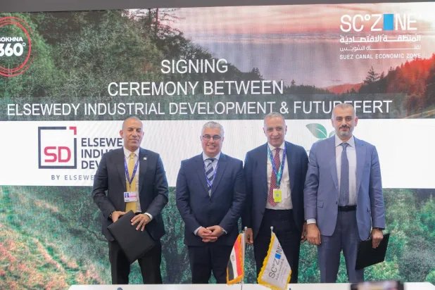 رئيس المنطقة الاقتصادية بقناة السويس يتوسط المسؤولين من «السويدي» المصرية و«فيوتشر فيرت» الإماراتية في دبي (صفحة مجلس الوزراء المصري على «فيسبوك»)