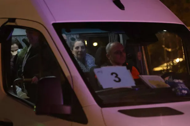 رهائن إسرائيليون يصلون إلى مركز شيبا الطبي في رمات غان بمنطقة تل أبيب، في 28 نوفمبر 2023، بعد إطلاق «حماس» سراحهم في عملية التبادل مع إسرائيل (أ.ف.ب)