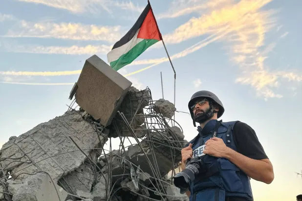 معتز عزايزة يعلن نهاية مرحلة المخاطرة لنقل الصورة (حسابه الشخصي)