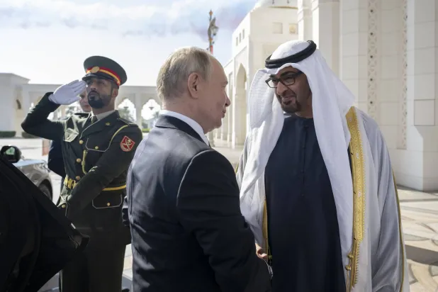 الشيخ محمد بن زايد والرئيس بوتين خلال لقائهما في أبوظبي (وام)