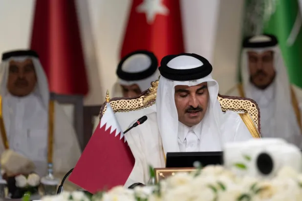 أمير دولة قطر الشيخ تميم بن حمد آل ثاني لدى إلقاء كلمته في افتتاح القمة الخليجية في الدوحة (الديوان الأميري)