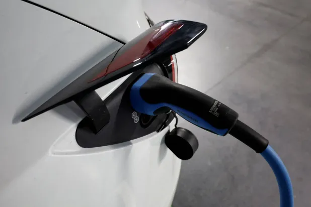 خطط بايدن ستجعل المستثمرين في سلسلة توريد السيارات الكهربائية الأميركية غير مؤهلين للحصول على إعفاءات ضريبية (رويترز)