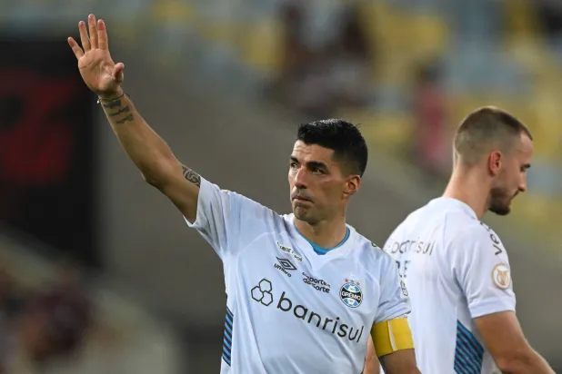 الجماهير ودعت سواريز بالتصفيق الحار في لحظة عاطفية (أ.ف.ب)