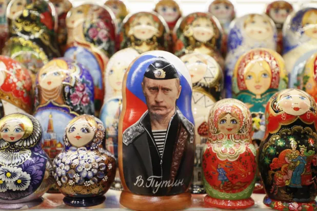 Hediyelik eşya dükkanındaki geleneksel Rus Matruşka bebeği (EPA)
