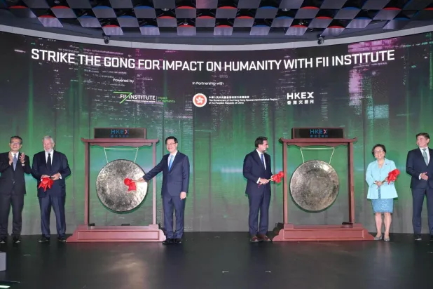 الرميان يقرع الجرس الاحتفالي لافتتاح سوق الأسهم المالية في هونغ كونغ أثناء افتتاح قمة «الأولوية» (موقع سوق الأسهم المالية)