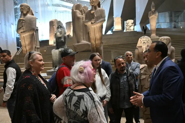 رئيس الوزراء المصري خلال جولته بالمتحف الكبير (رئاسة مجلس الوزراء المصري)