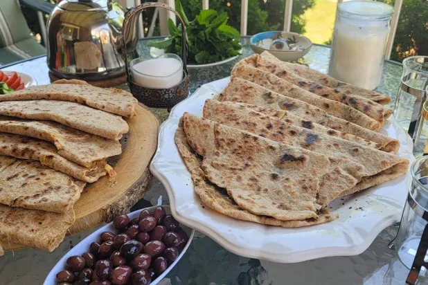 المنقوشة تؤكل ساخنة أو باردة مع الخضار (فيسبوك)