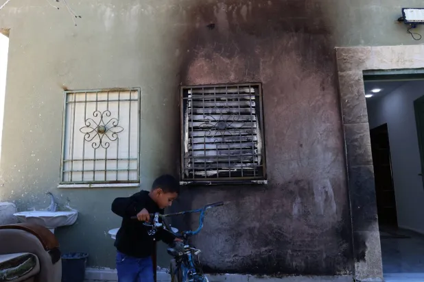 بيت فلسطيني تعرض لاعتداءات على يد عدد من المستوطنين في الضفة الغربية (إ.ب.أ)