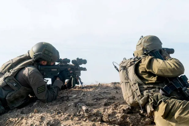 غزہ کی پٹی میں دو اسرائیلی فوجی لڑائی کے دوران (روئٹرز)